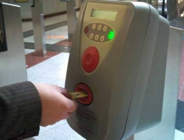 Άγνωστοι κατέστρεψαν ακυρωτικά μηχανήματα στον ηλεκτρικό στο Μοναστηράκι